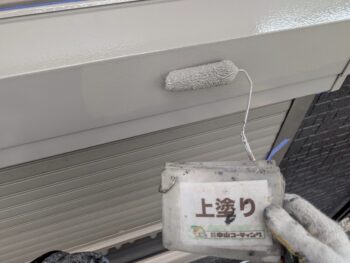 シャッターBOX上塗り塗装を行います。