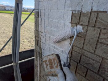 外壁下塗り塗装を行います。