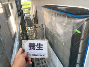 窓に塗料が付着しないようビニールで養生します。