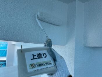 壁面上塗り塗装を行います。