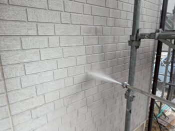 外壁　水洗いを行います。