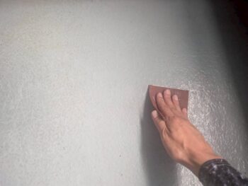 ケレン目荒らし作業で汚れを落とします。