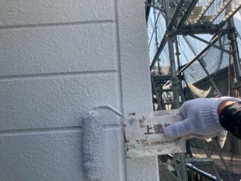 外壁上塗り塗装を行います。