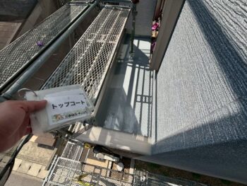 仕上げのトップコート塗装を行います。