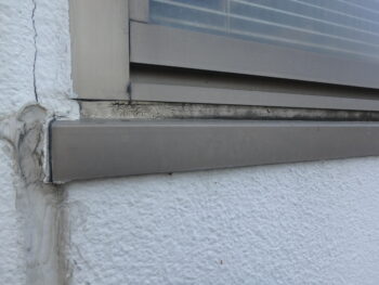 面台のコーキング材も硬くなり劣化しています。