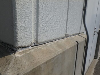 コーキング材が硬くなり破断がおきていました。