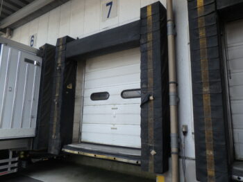 トラックターミナルのドックシェルターも劣化していました。