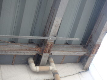 鉄骨やビスにサビがありました。