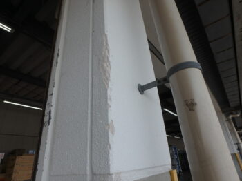 壁面には欠損箇所がありました。