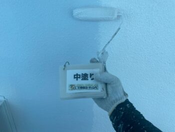 壁面中塗り塗装を行います。