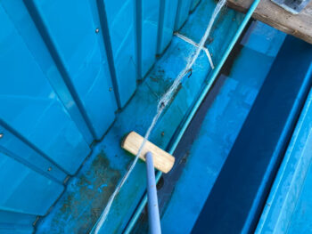 苔や汚れが溜まっている箇所はブラシを使用しました。