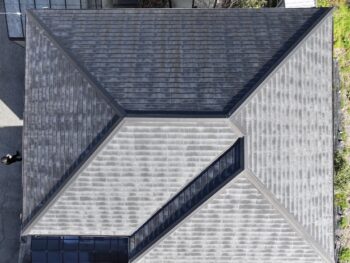 施工前　屋根全体写真です。