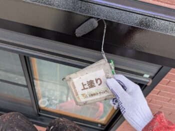 シャッターBOX上塗り塗装を行います。