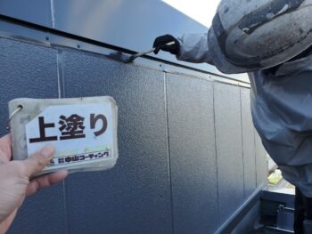 細かい箇所は刷毛で塗装を行います。