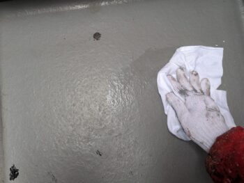 アセトン拭きで汚れを拭き取りします。