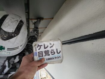 雨樋(箱樋)ケレン目荒らしを行います。