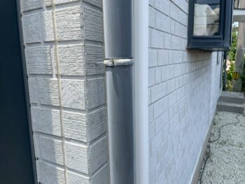 雨樋は紫外線などの影響で色褪せがおきていました。