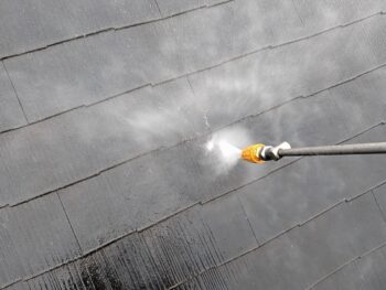 屋根　水洗いを行います。