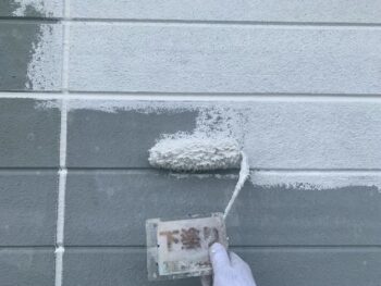 外壁下塗り塗装を行います。