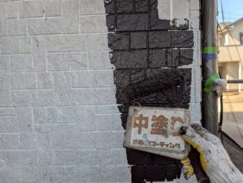 外壁中塗り塗装を行います。