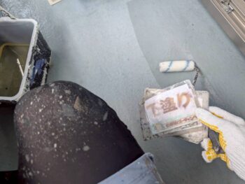 防水下塗り塗装を行います。