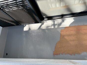 仕上げ用の防水塗料を塗装します。