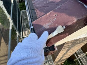 釘頭にプライマーを塗布します。