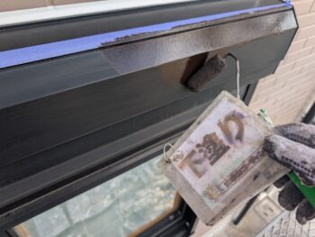 シャッターBOX下塗り塗装を行います。