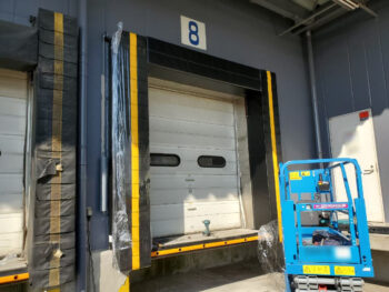 新しいドックシェルターを取付します。