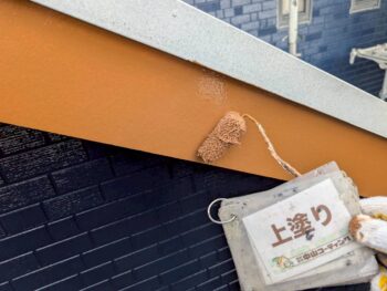 破風鼻隠し　上塗り塗装を行います。