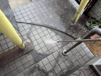 玄関タイル　水洗いを行います。