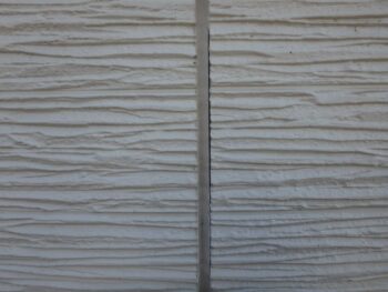 コーキング材が硬くなり隙間ができています。