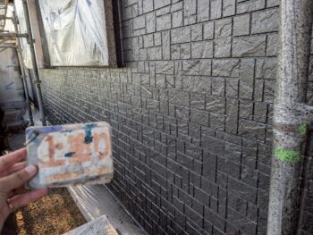 ダイヤカレイドの上塗り塗装は吹付での施工となります。