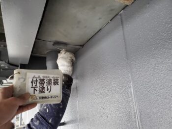 雨樋(箱樋)下塗り塗装を行います。