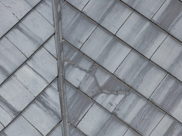 屋根瓦　ひび割れ箇所があります。