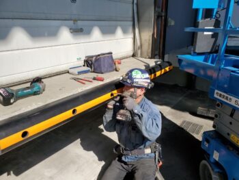 新しいカーストッパーを取付します。