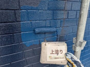 外壁　上塗り塗装を行います。