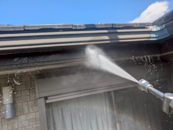 雨樋・破風　水洗いを行います。