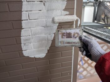 下塗り塗装を行います。