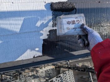 中塗り塗装を行います。