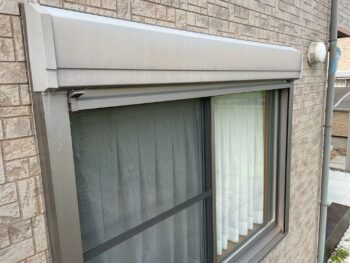 シャッターのBOX部分は色褪せがおきています。