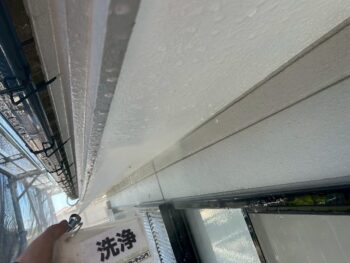 軒天井　水洗いを行います。