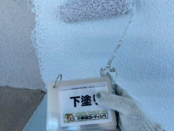 補修後、壁面下塗り塗装を行います。