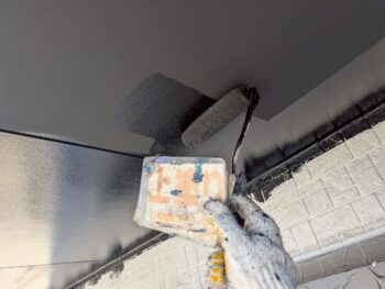 軒天上塗り塗装を行います。