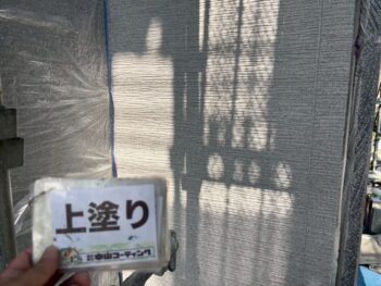 細かいフレークとクリヤー塗装を吹付でムラなく施工します。