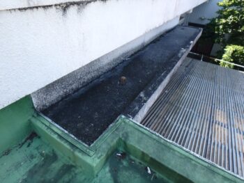 コンクリート素地のままの箇所があります。