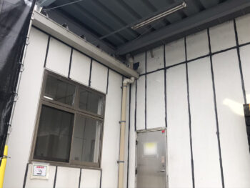 洗浄前にコーキング作業を行いました。