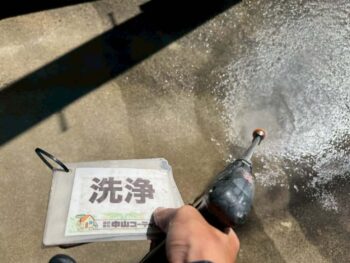 土間　水洗いを行います。