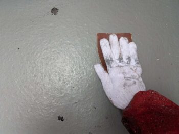 ケレン目荒しで汚れを落とします。