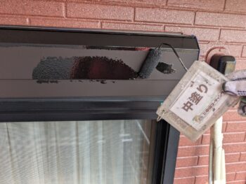 シャッターBOX中塗り塗装を行います。